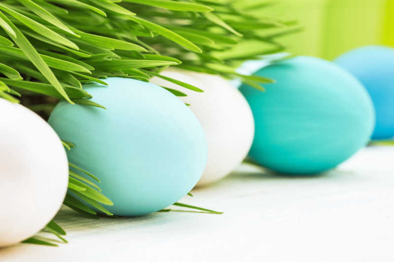 白色和青色的复活节彩蛋