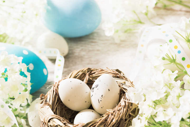 复活节鲜花装饰和复活节彩蛋