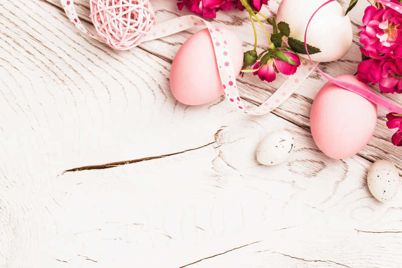 复活节鲜花装饰和粉色复活节彩蛋