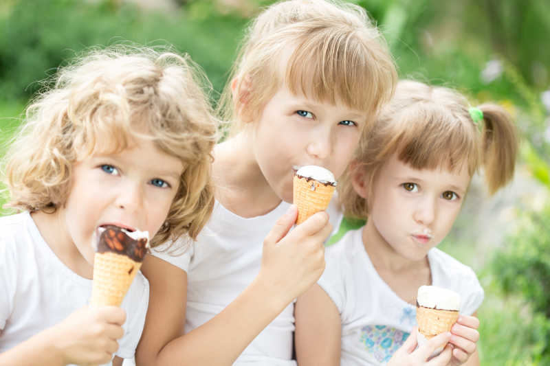 吃冰淇淋的三个小女孩