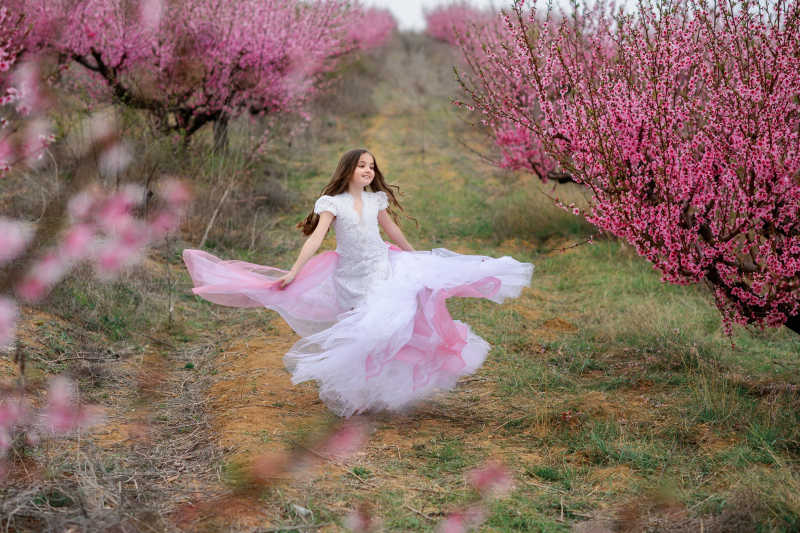 桃花林里奔跑的小女孩