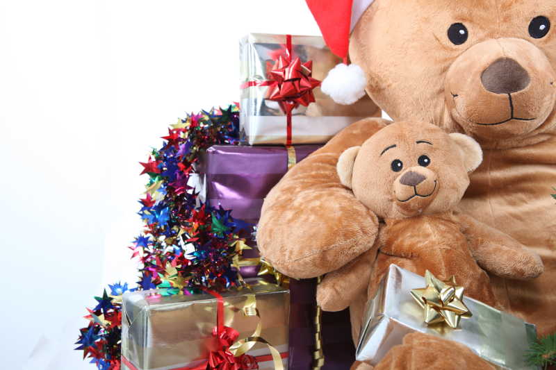 白色背景上的圣诞礼物和泰迪熊