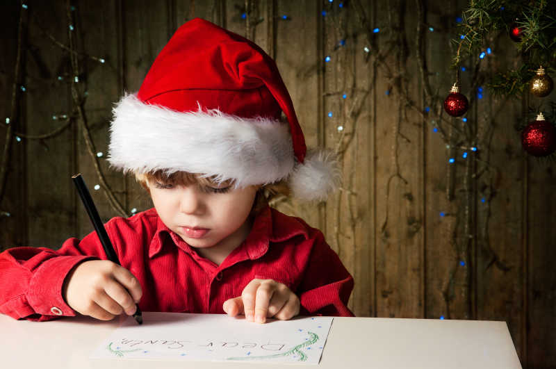 圣诞节正在写信的小男孩