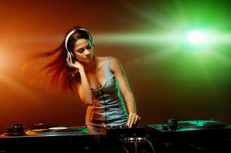音乐会上的女DJ 