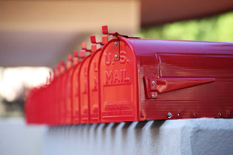 一排红色信箱