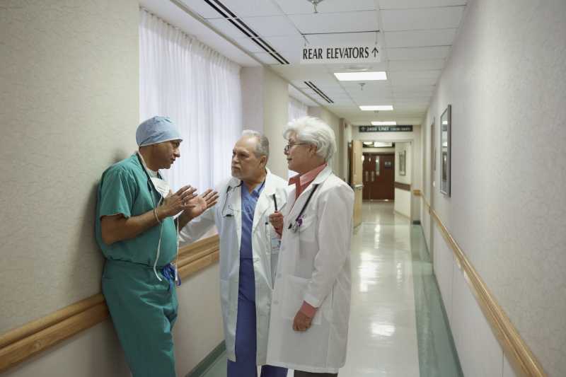 医院走廊里的三个医生