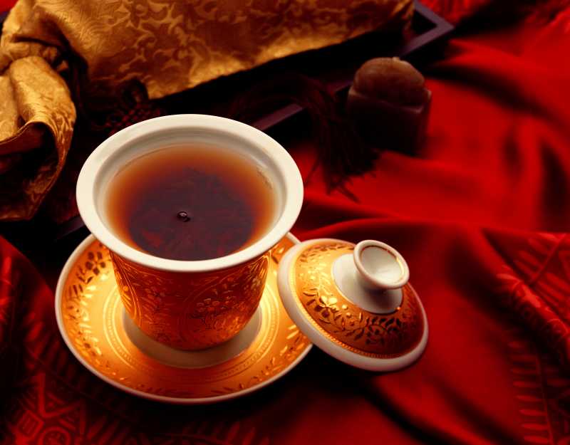 复古金色茶碗与茶