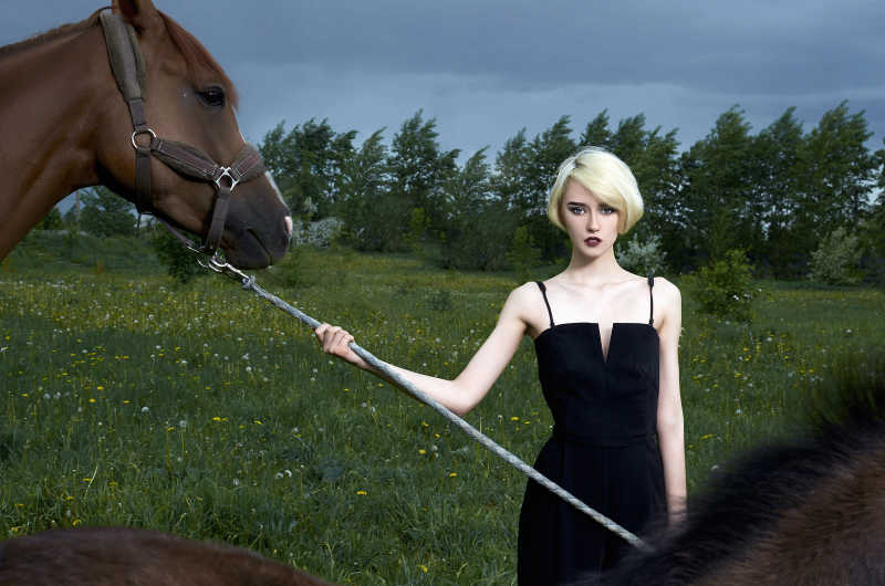 年轻美女与马匹