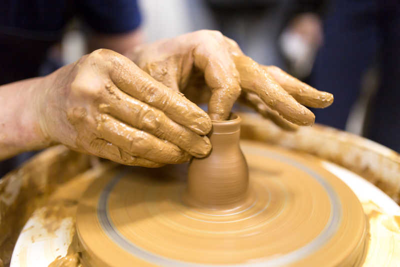 双手制作陶瓷