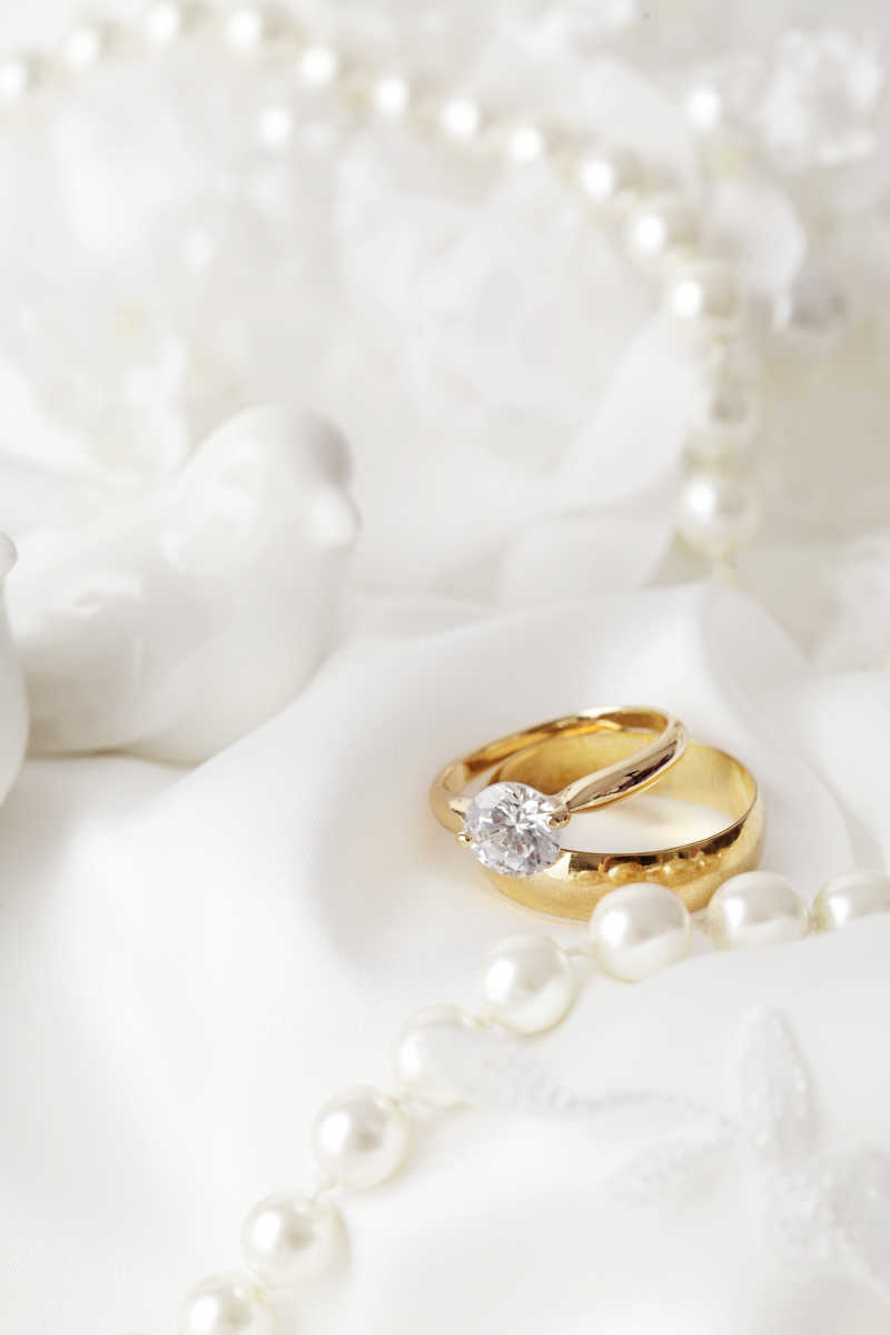 一对结婚戒指和珍珠项链