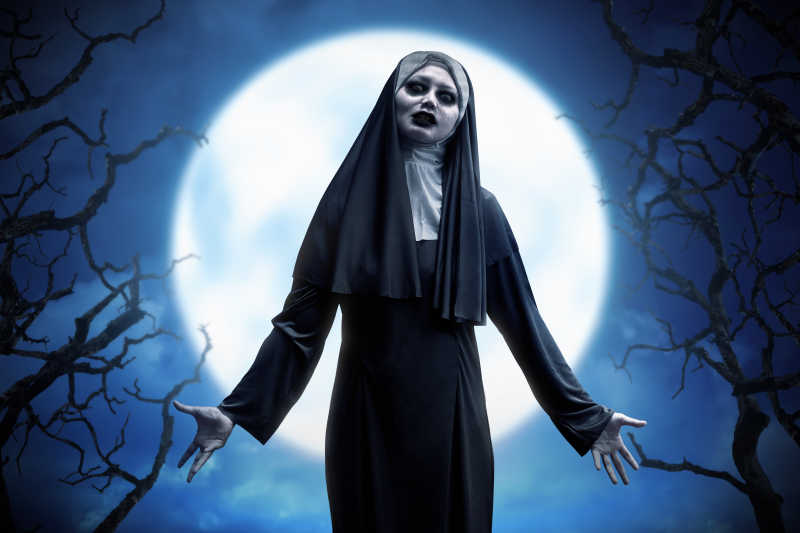 月光下邪恶的修女