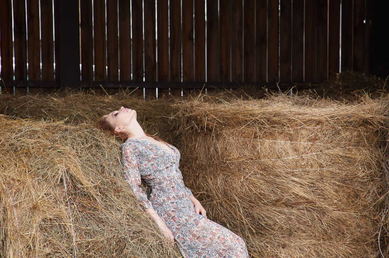 躺在草垛上的少女