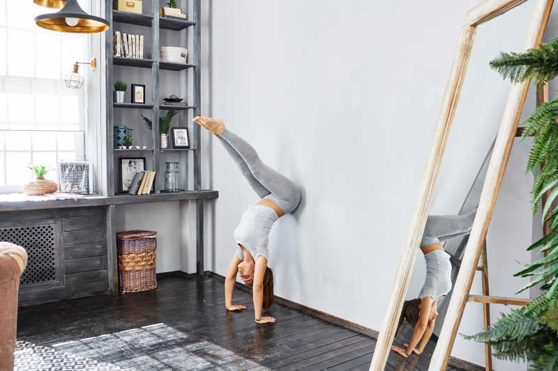 靠墙倒立练瑜伽的女人