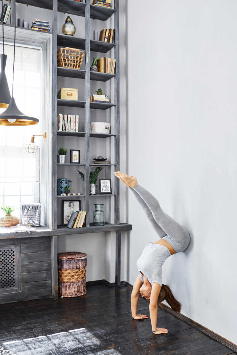 女人做瑜伽靠墙倒立