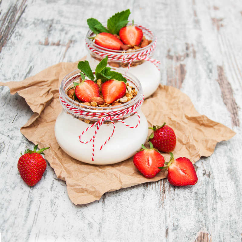 木板上的草莓和酸奶