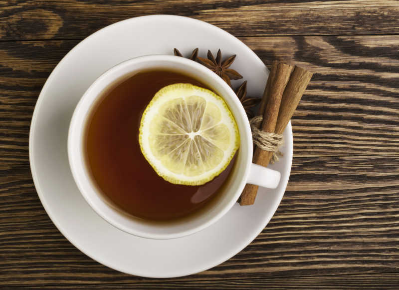 木桌上的一杯柠檬红茶