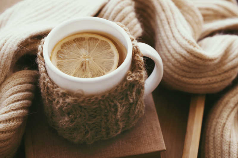 一杯热柠檬茶和围巾