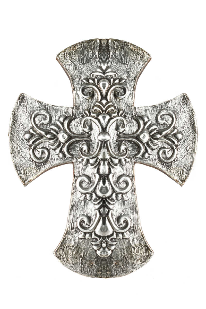 白色背景上带花纹的银制十字架