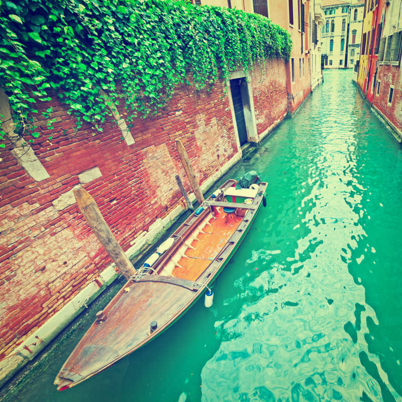 威尼斯运河狭窄的两岸居民楼景观