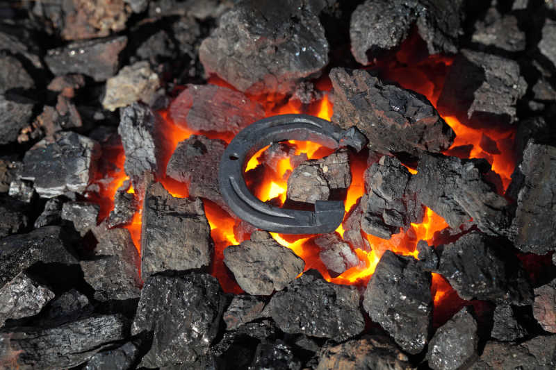 金属马蹄铁在煤炉中加热