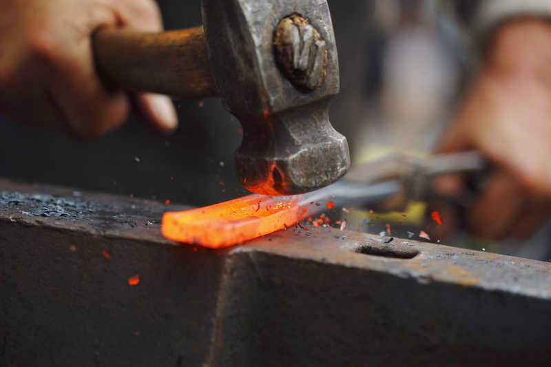 铁匠捶打在熔炉中冶炼过的金属