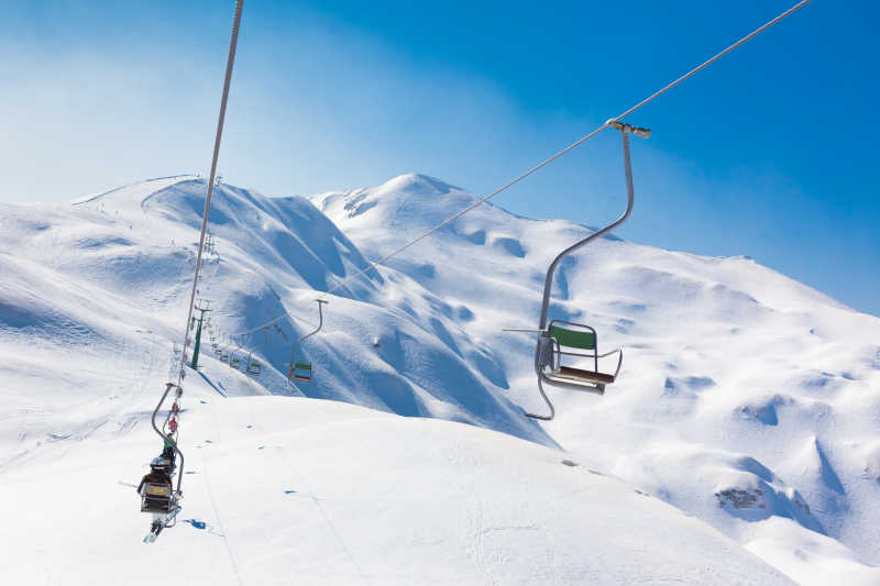 滑雪场的高空缆车
