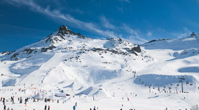 高山滑雪场上的人群