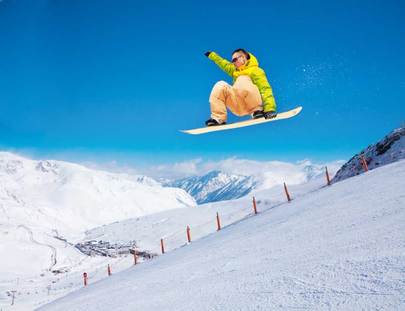 滑雪场跳跃的滑雪爱好者