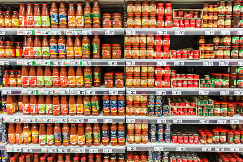 布加勒斯特罗马尼亚超市货架上的番茄酱番茄酱瓶