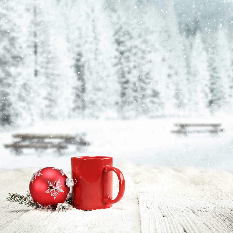 雪景下的红色杯子