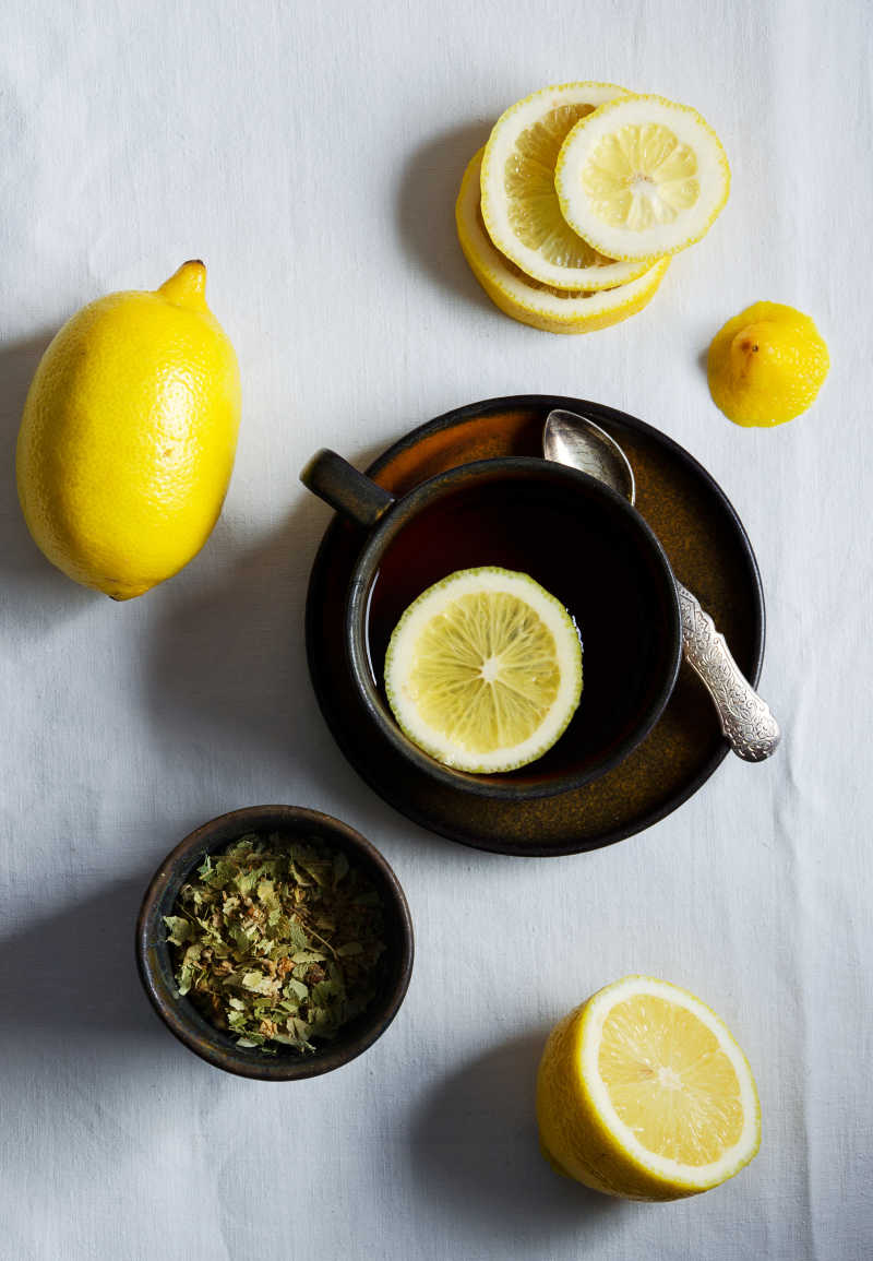 椴树茶和柠檬