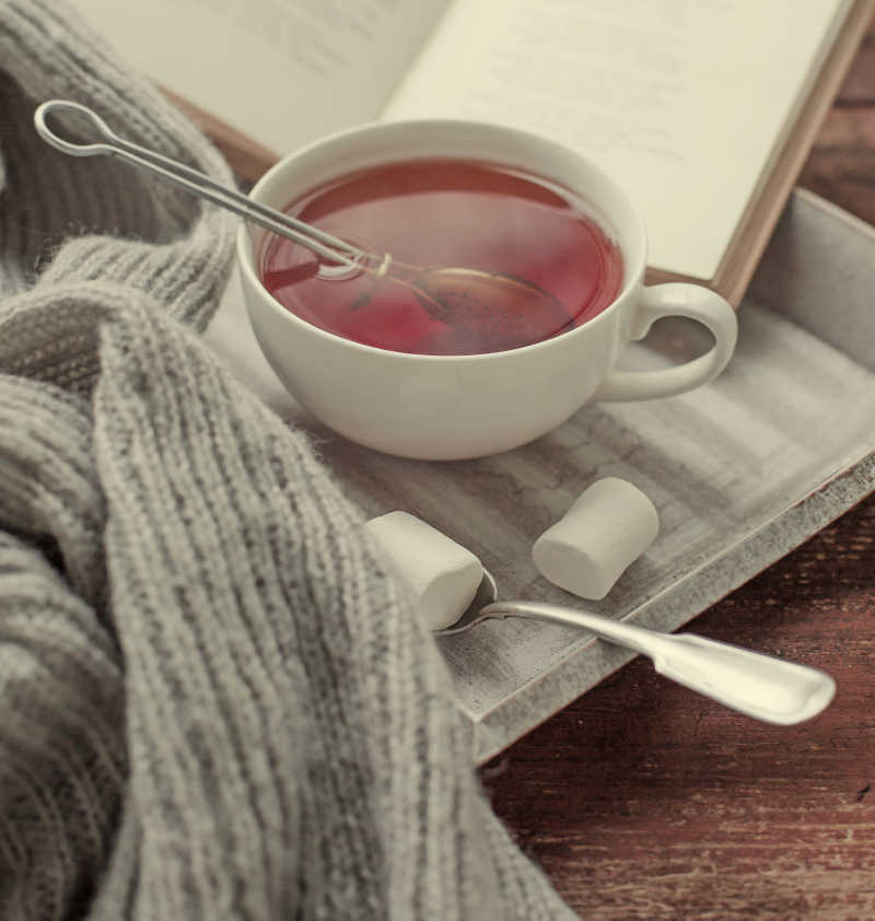 温暖的毛衣和一杯热茶