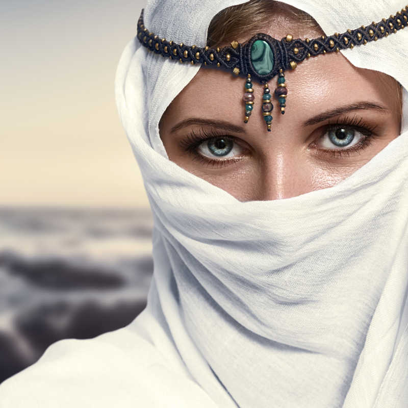 女人戴着白色的头巾面纱和漂亮的头饰