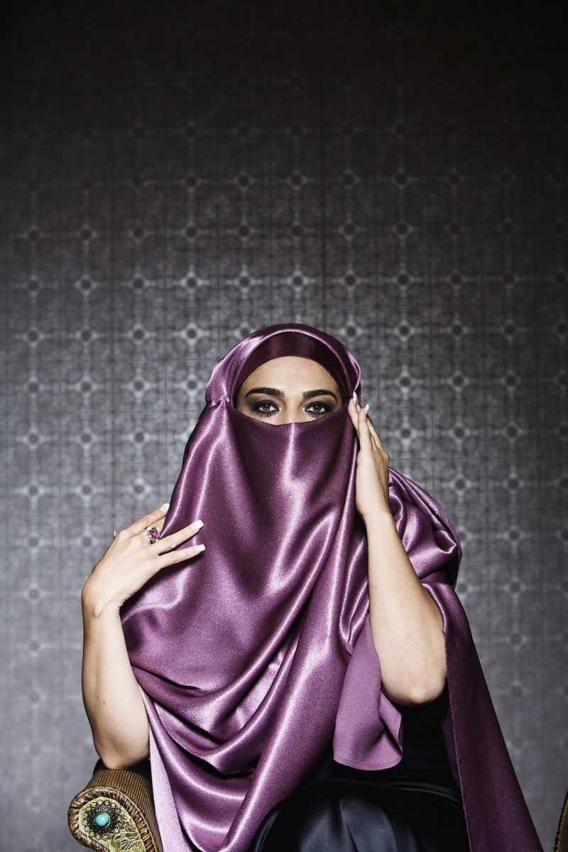 戴紫色头巾面纱的中东妇女