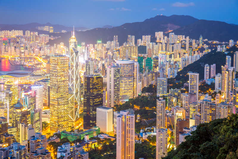 鸟瞰香港天际线从山顶的黄昏
