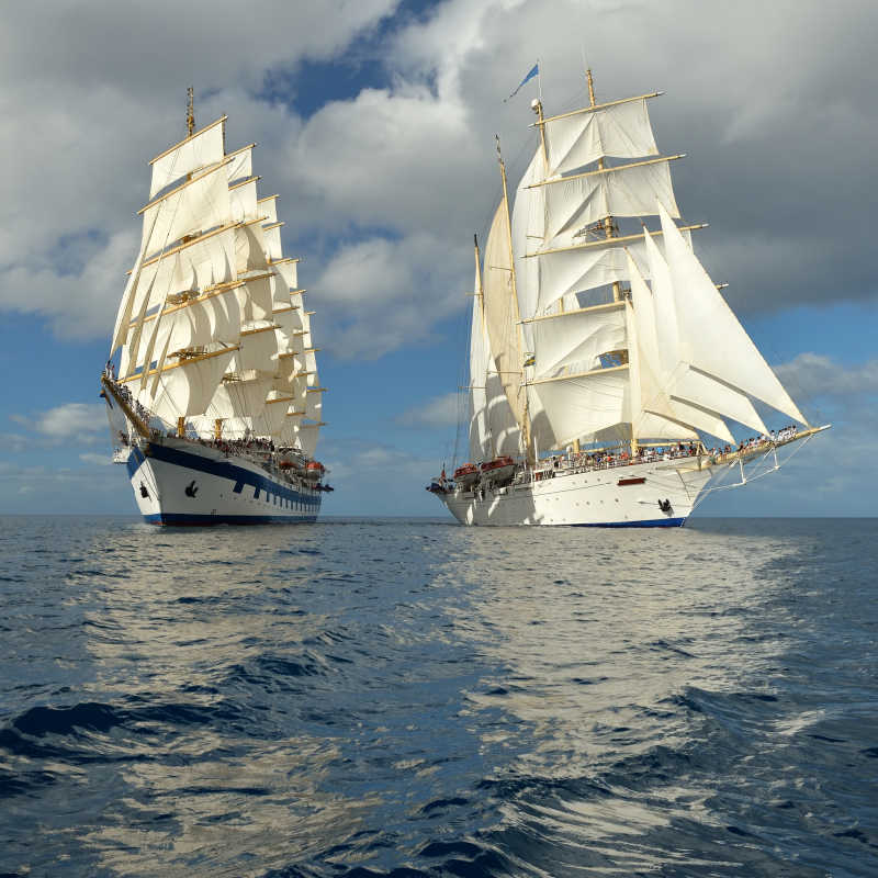 海上航行的两艘帆船
