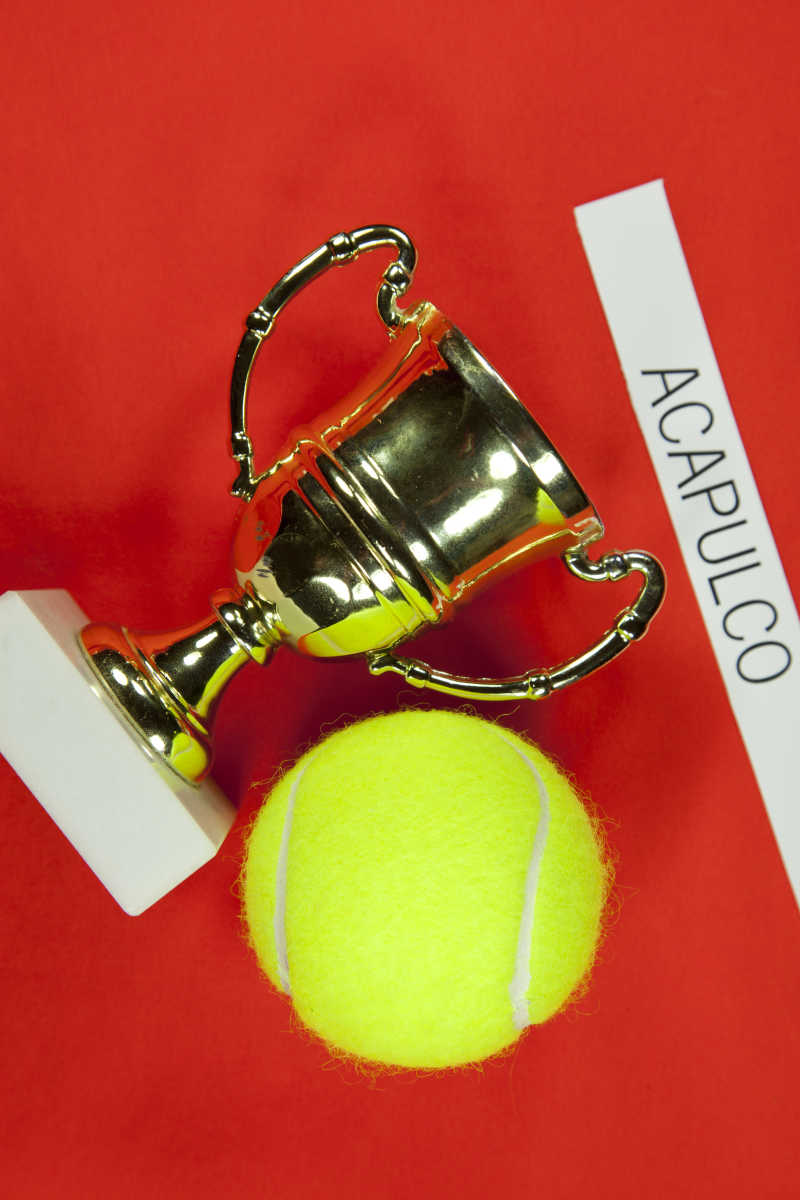 红色桌面上的阿卡普尔科网球锦标赛奖杯