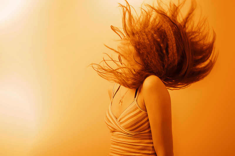 女人跳舞时飞舞的头发