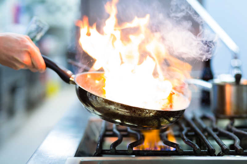 厨房用平底锅炒菜产生的火焰
