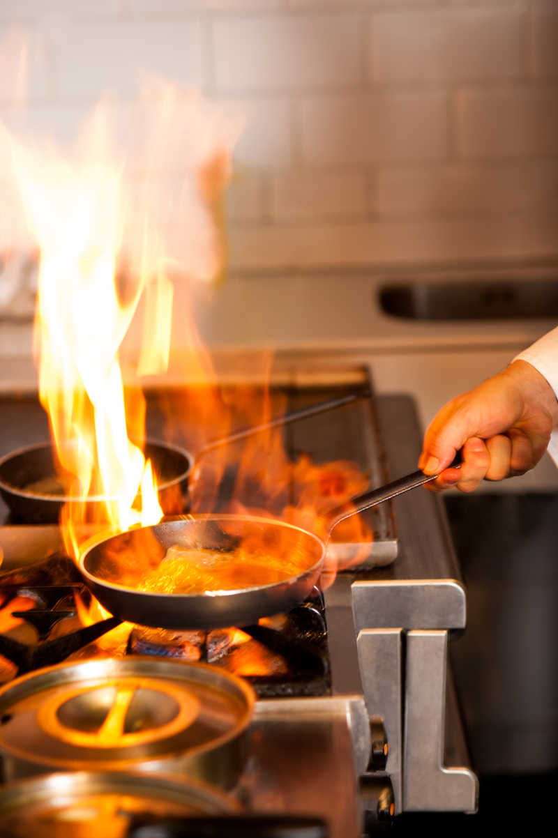 厨师在厨房烹饪的火焰