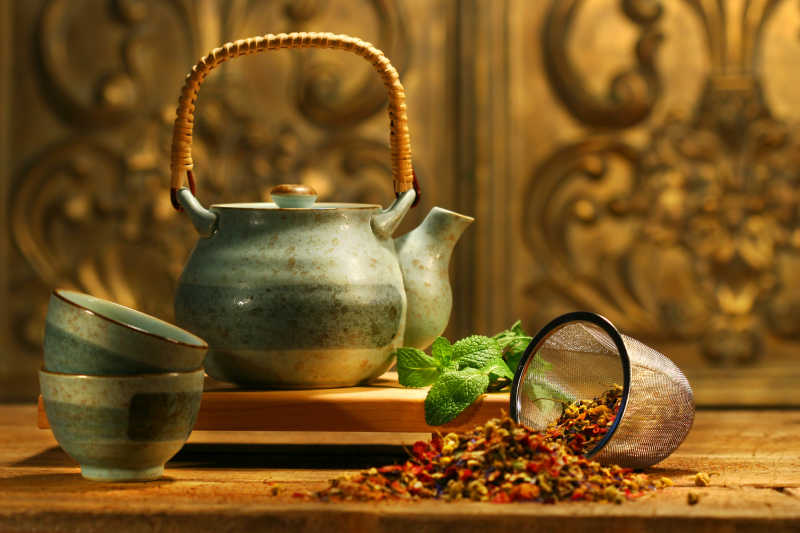 古老的乡村餐桌上的亚洲香草茶
