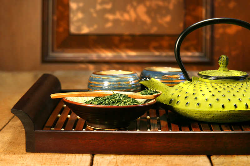 铸铁茶壶准备做一杯温暖的绿茶