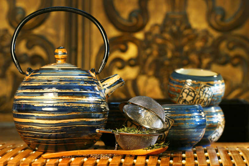 蓝色东方茶壶茶杯和茶
