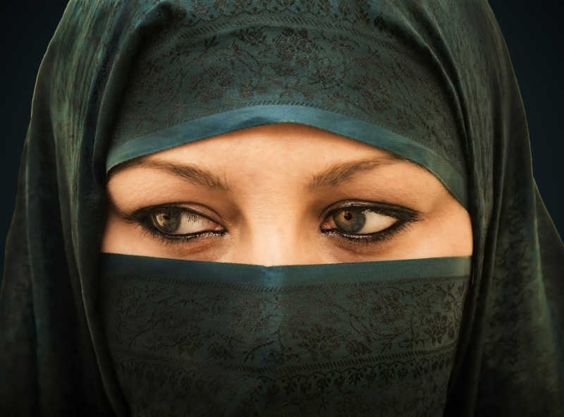 中东蒙面的女性