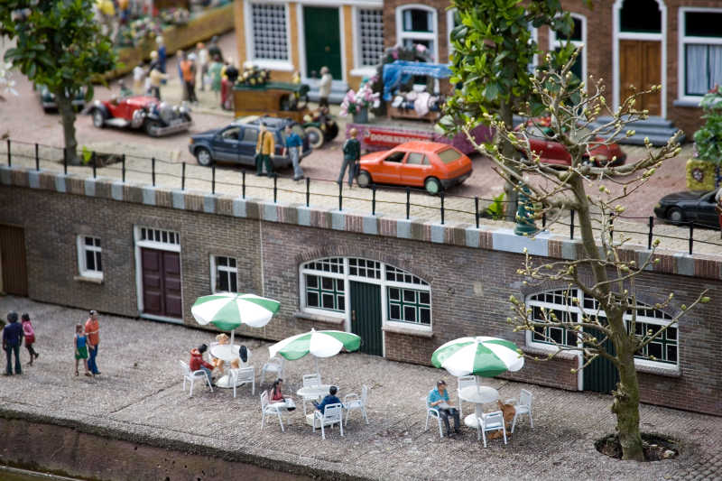 小型城市马德罗丹小人国的荷兰街头咖啡馆