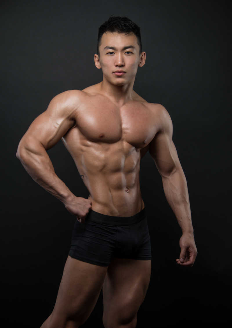 肌肉发达的韩国男性模型