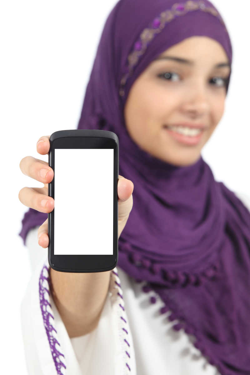 女人在白色背景下显示一个应用程序的空白智能手机屏幕