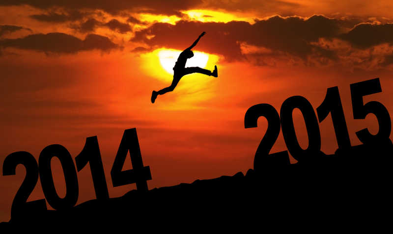日落时从2014跳跃到2015新年的个人摄影