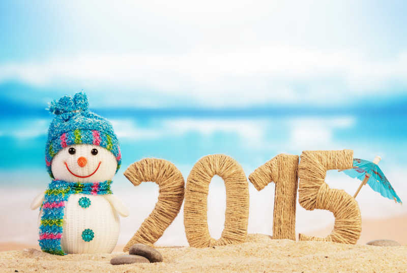 新年2015标志与雪人海滩背景