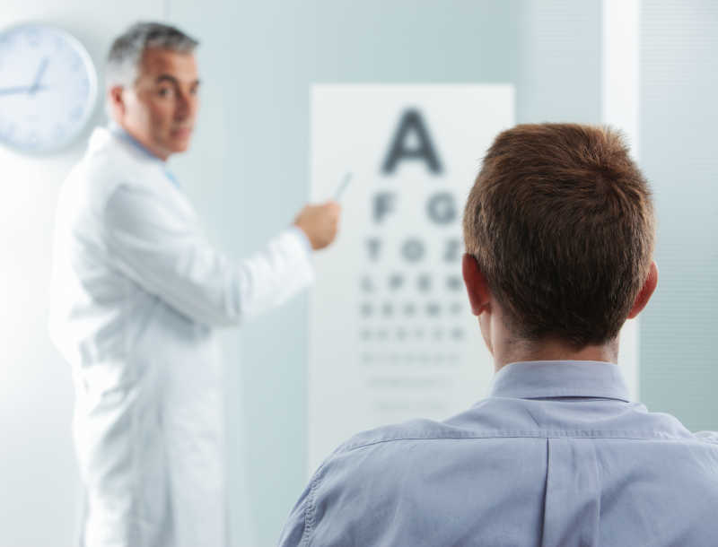 白色的室内验光师在给患者测试视力